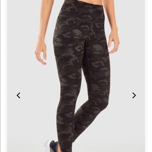 Fabletics Dark Camo Powerhold 7/8 leggings M